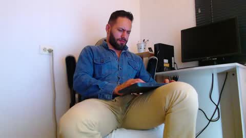 Snapshot of esteban7984068 chatting on April 8, 3:23 pm esteban online show from April 8, 3:23 pm