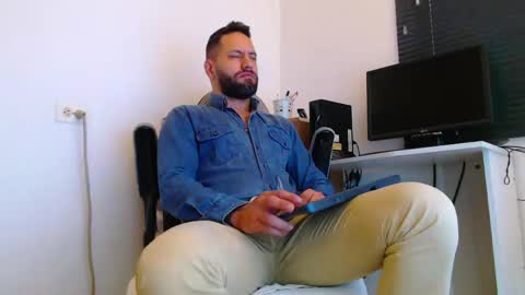 Snapshot of esteban7984068 chatting on April 13, 1:38 pm esteban online show from April 13, 1:38 pm