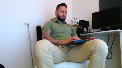 Snapshot of esteban7984068 chatting on April 22, 2:18 pm esteban online show from April 22, 2:18 pm