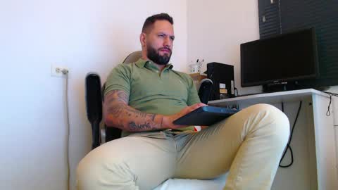 Snapshot of esteban7984068 chatting on April 30, 3:18 pm esteban online show from April 30, 3:18 pm
