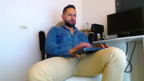 Snapshot of esteban7984068 chatting on May 2, 4:23 pm esteban online show from May 2, 4:23 pm