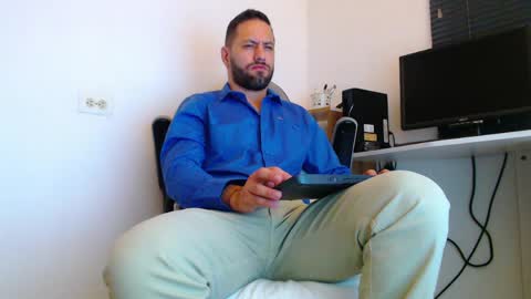 Snapshot of esteban7984068 chatting on May 4, 2:02 pm esteban online show from May 4, 2:02 pm