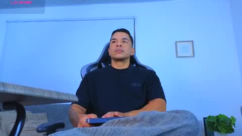 Snapshot of esteban_de_louise chatting on June 17, 11:23 am ESTEBAN online show from June 17, 11:23 am