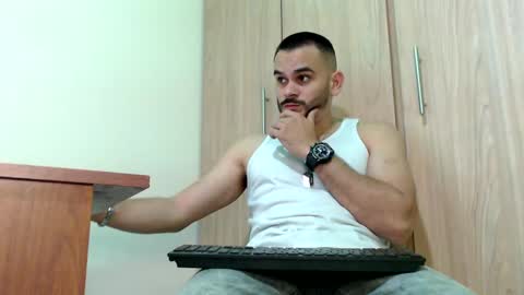Snapshot of esteban_fer chatting on February 8, 9:15 pm Esteban Fernandez online show from February 8, 9:15 pm