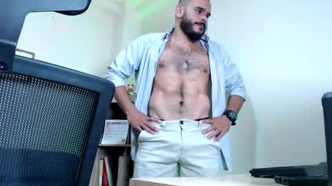 Esteban Fernandez online show from June 24, 5:17 am