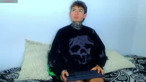 Esteban independent model online show from July 25, 9:45 pm