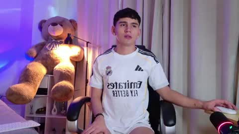 Snapshot of estebanperez_ chatting on May 22, 11:49 am Esteban online show from May 22, 11:49 am