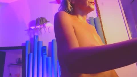 Snapshot of estelamaris1 chatting on March 9, 4:38 am estelamaris online show from March 9, 4:38 am