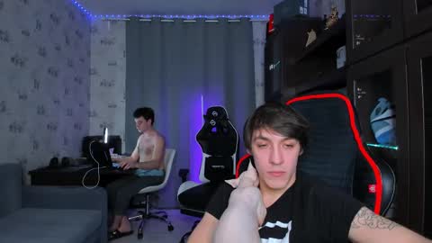 Snapshot of esthetics_boys chatting on February 23, 11:25 pm LOUIS online show from February 23, 11:25 pm