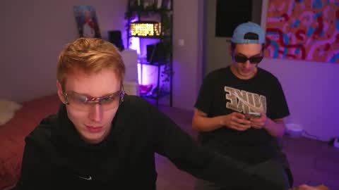 Snapshot of esthetics_boys chatting on September 15, 3:17 am LOUIS online show from September 15, 3:17 am