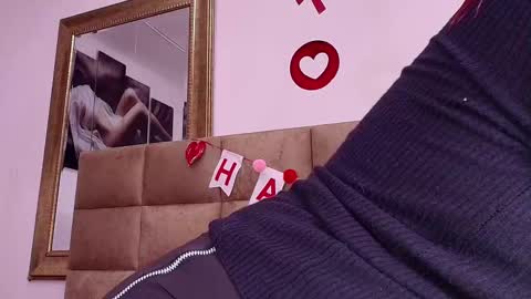 Snapshot of estrella_hanks_ chatting on February 14, 12:03 pm Estrella online show from February 14, 12:03 pm