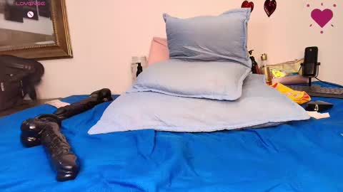 Snapshot of estrella_hanks_ chatting on March 5, 6:01 pm Estrella online show from March 5, 6:01 pm