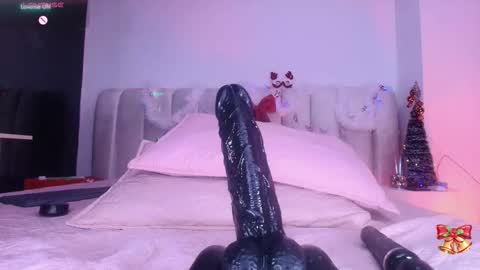 Snapshot of estrella_hanks_ chatting on December 4, 1:42 pm Estrella online show from December 4, 1:42 pm