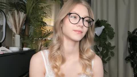 Snapshot of eternity_cuite chatting on September 12, 5:51 am Natalie online show from September 12, 5:51 am