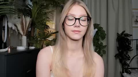 Snapshot of eternity_cuite chatting on September 24, 5:44 am Natalie online show from September 24, 5:44 am