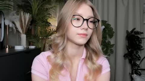 Snapshot of eternity_cuite chatting on September 25, 5:44 am Natalie online show from September 25, 5:44 am