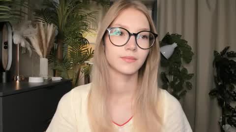 Snapshot of eternity_cuite chatting on September 28, 5:57 am Natalie online show from September 28, 5:57 am