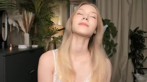 Snapshot of eternity_cuite chatting on October 6, 5:38 am Natalie online show from October 6, 5:38 am