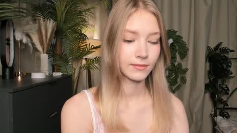 Snapshot of eternity_cuite chatting on October 8, 5:49 am Natalie online show from October 8, 5:49 am