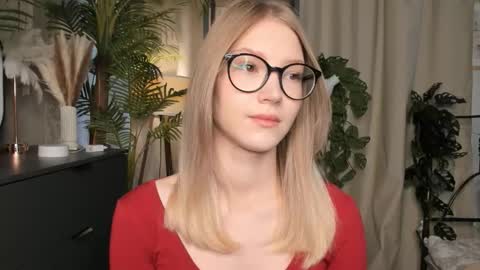 Snapshot of eternity_cuite chatting on October 12, 5:50 am Natalie online show from October 12, 5:50 am