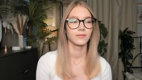 Snapshot of eternity_cuite chatting on October 16, 4:57 am Natalie online show from October 16, 4:57 am