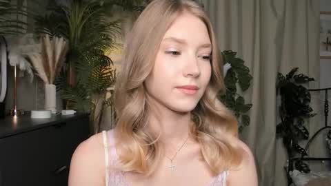 Snapshot of eternity_cuite chatting on October 17, 5:43 am Natalie online show from October 17, 5:43 am