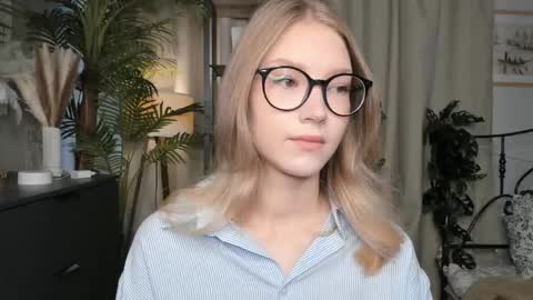 Snapshot of eternity_cuite chatting on October 18, 5:43 am Natalie online show from October 18, 5:43 am