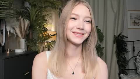 Snapshot of eternity_cuite chatting on October 19, 5:41 am Natalie online show from October 19, 5:41 am