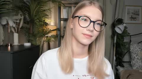 Snapshot of eternity_cuite chatting on October 22, 5:52 am Natalie online show from October 22, 5:52 am