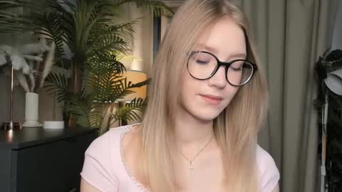 Snapshot of eternity_cuite chatting on November 6, 5:41 am Natalie online show from November 6, 5:41 am