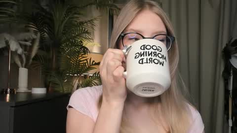 Snapshot of eternity_cuite chatting on November 15, 5:49 am Natalie online show from November 15, 5:49 am