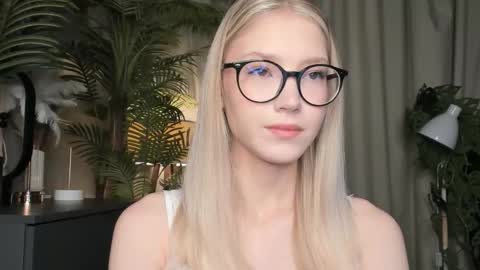 Snapshot of eternity_cuite chatting on November 27, 5:42 am Natalie online show from November 27, 5:42 am