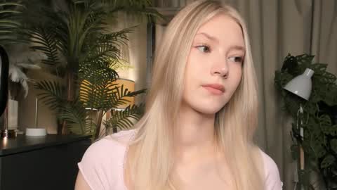 Snapshot of eternity_cuite chatting on November 30, 5:44 am Natalie online show from November 30, 5:44 am