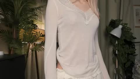 Snapshot of eternity_cuite chatting on December 5, 5:49 am Natalie online show from December 5, 5:49 am