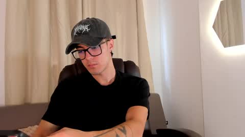 Snapshot of etham_wolf1 chatting on April 17, 7:17 pm etham_wolf1 online show from April 17, 7:17 pm