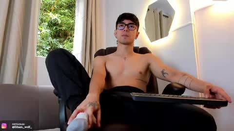Snapshot of etham_wolf1 chatting on May 25, 5:41 pm etham_wolf1 online show from May 25, 5:41 pm