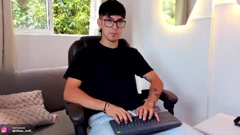 Snapshot of etham_wolf1 chatting on June 11, 6:50 pm etham_wolf1 online show from June 11, 6:50 pm