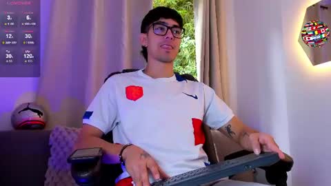 Snapshot of etham_wolf1 chatting on June 16, 5:59 pm etham_wolf1 online show from June 16, 5:59 pm