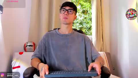 Snapshot of etham_wolf1 chatting on June 17, 5:47 pm etham_wolf1 online show from June 17, 5:47 pm