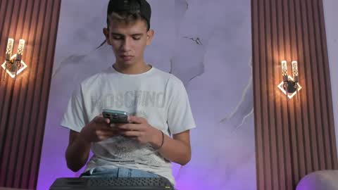 Snapshot of ethanhot_os chatting on April 9, 6:24 pm ethanhot_os online show from April 9, 6:24 pm