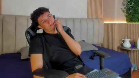 ethanlowell online show from February 26, 4:44 am