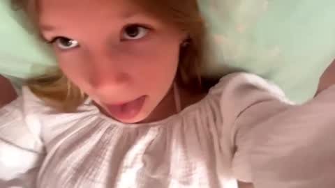 Snapshot of eugenakhouri chatting on September 12, 5:40 am Lana online show from September 12, 5:40 am