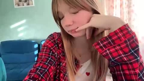 Snapshot of eugenakhouri chatting on October 6, 5:16 am Lana online show from October 6, 5:16 am