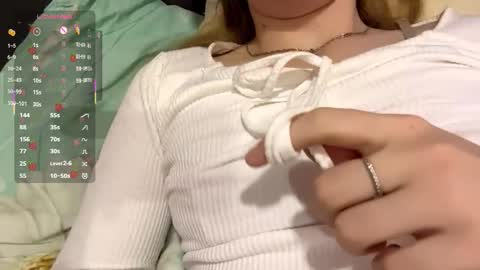 Snapshot of eugenakhouri chatting on October 28, 5:11 am Lana online show from October 28, 5:11 am