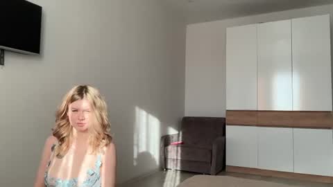 Snapshot of eumomino chatting on July 22, 1:25 pm Veronica Tiia Lilith left to right online show from July 22, 1:25 pm