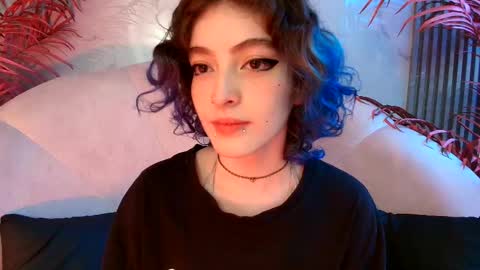 E V A online show from October 20, 7:47 pm