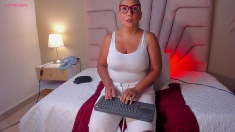 Snapshot of evaa_mills chatting on May 4, 9:00 pm Eva online show from May 4, 9:00 pm