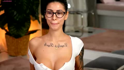 Snapshot of evaamanti chatting on December 3, 5:15 am Eva online show from December 3, 5:15 am