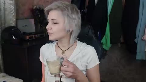 Snapshot of evabrownie chatting on February 2, 12:35 pm Eva Brownie online show from February 2, 12:35 pm