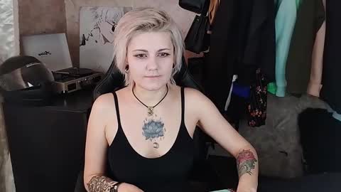 Snapshot of evabrownie chatting on March 4, 8:24 am Eva Brownie online show from March 4, 8:24 am